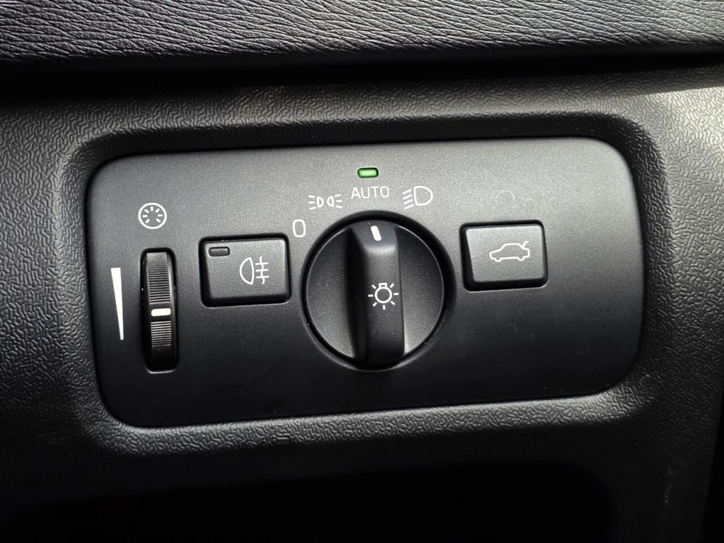 Used Volvo V40 2015 for sale - 77880079: Photo 25