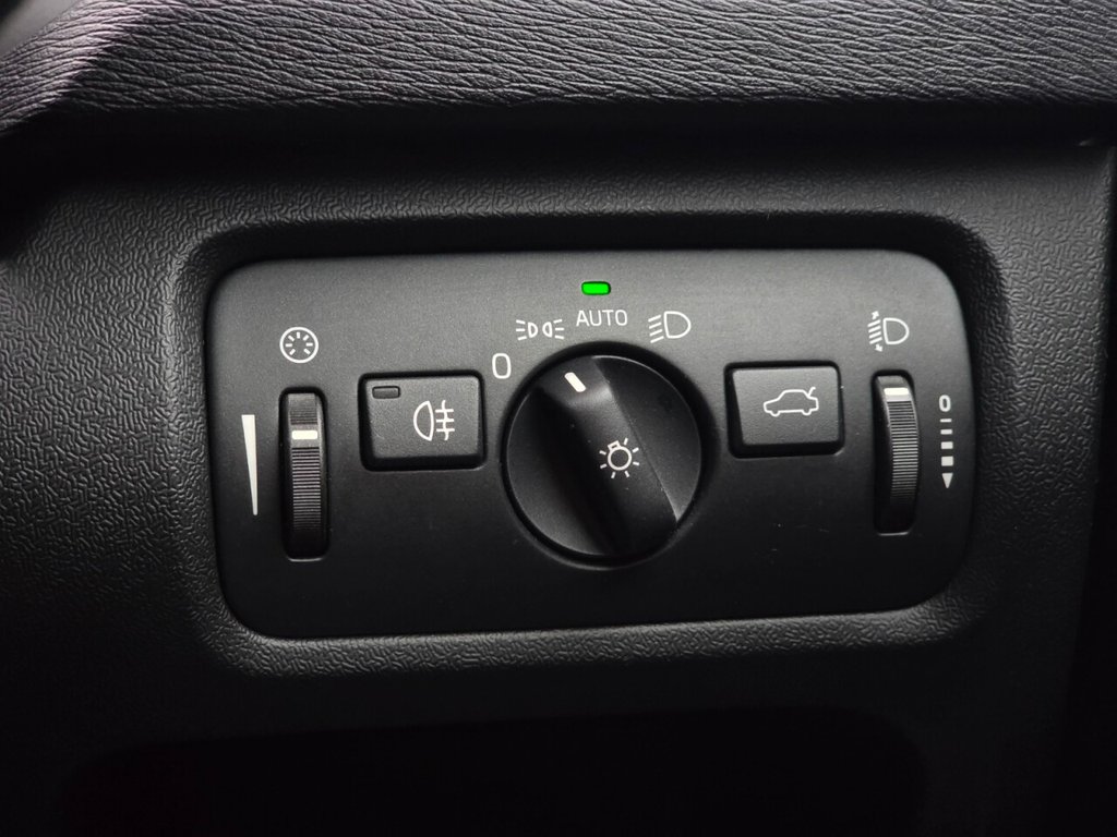 Used Volvo V40 2014 for sale - 77780526: Photo 30