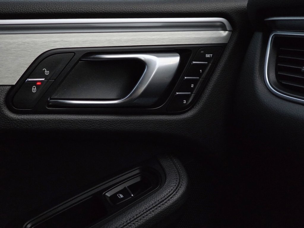 Used Porsche Macan 2018 for sale - 76642250: Photo 30