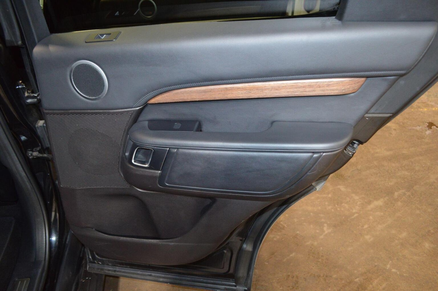 Used Land Rover Discovery 2018 for sale - 77921429: Photo 31