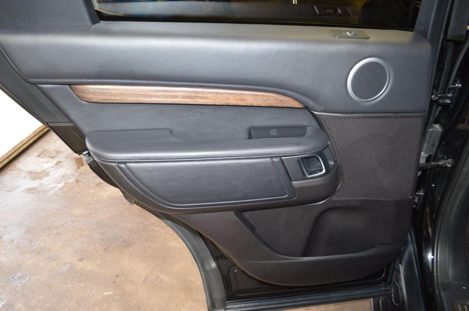 Used Land Rover Discovery 2018 for sale - 77921429: Photo 32