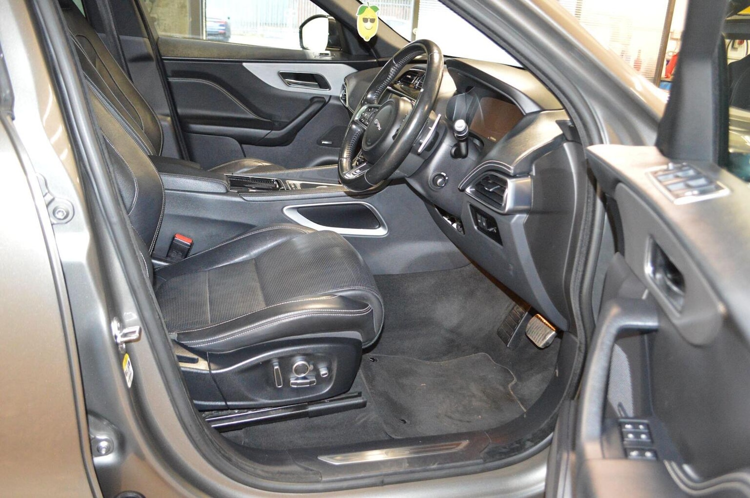 Used Jaguar F-Pace 2017 for sale - 76712360: Photo 12