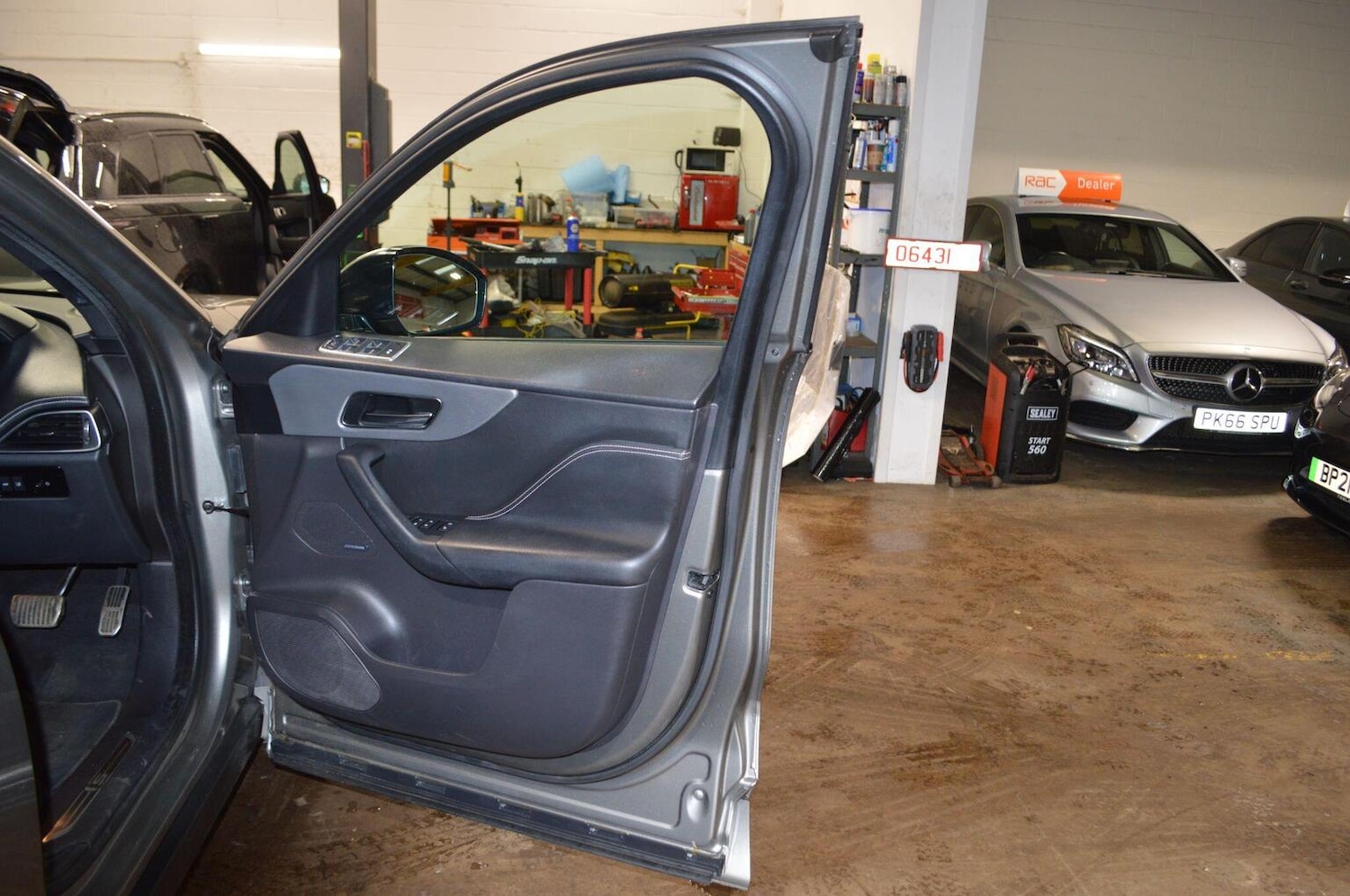 Used Jaguar F-Pace 2017 for sale - 76712360: Photo 51