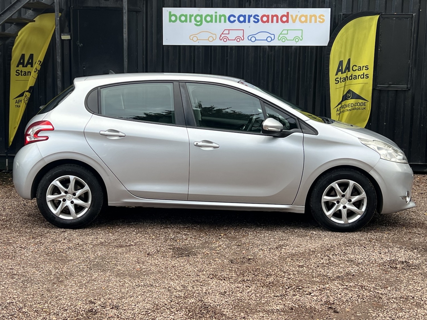 Used Peugeot 208 2012 for sale - 76369315: Photo 2