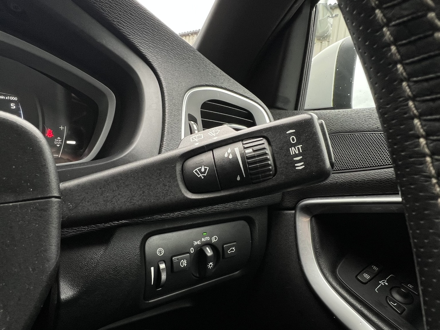 Used Volvo V40 2017 for sale - 76482872: Photo 15