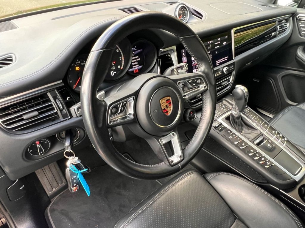 Used Porsche Macan 2021 for sale - 76367799: Photo 2