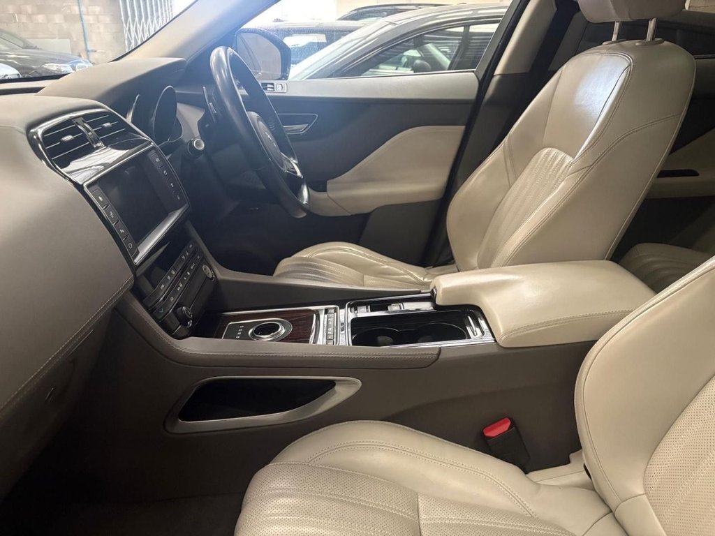 Used Jaguar F-Pace 2017 for sale - 77976623: Photo 2