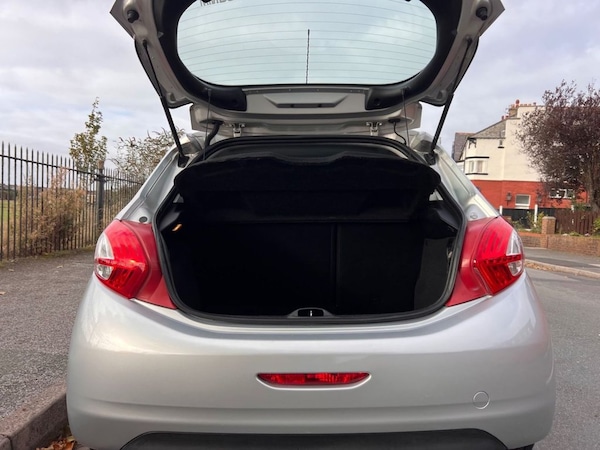 Used Peugeot 208 2014 for sale - 76210181: Photo 16