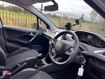 Used Peugeot 208 2014 for sale - 76210181: Photo 2