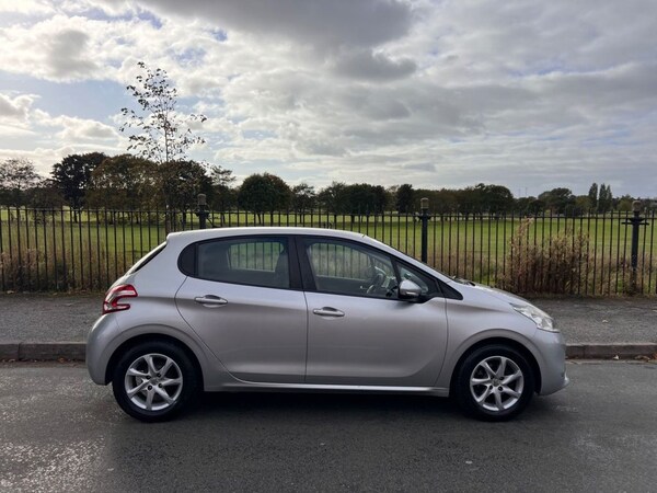 Used Peugeot 208 2014 for sale - 76210181: Photo 5