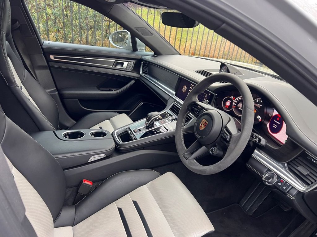 Used Porsche Panamera 2023 for sale - 76855224: Photo 2