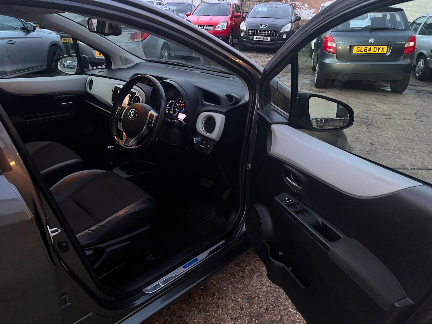 Used Toyota Yaris 2014 for sale - 76550873: Photo 12