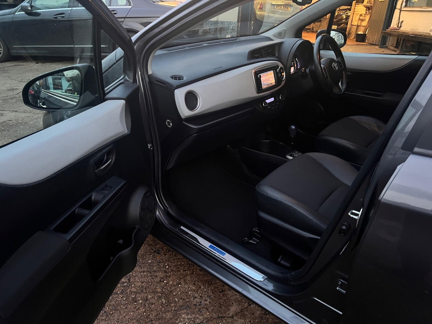 Used Toyota Yaris 2014 for sale - 76550873: Photo 31