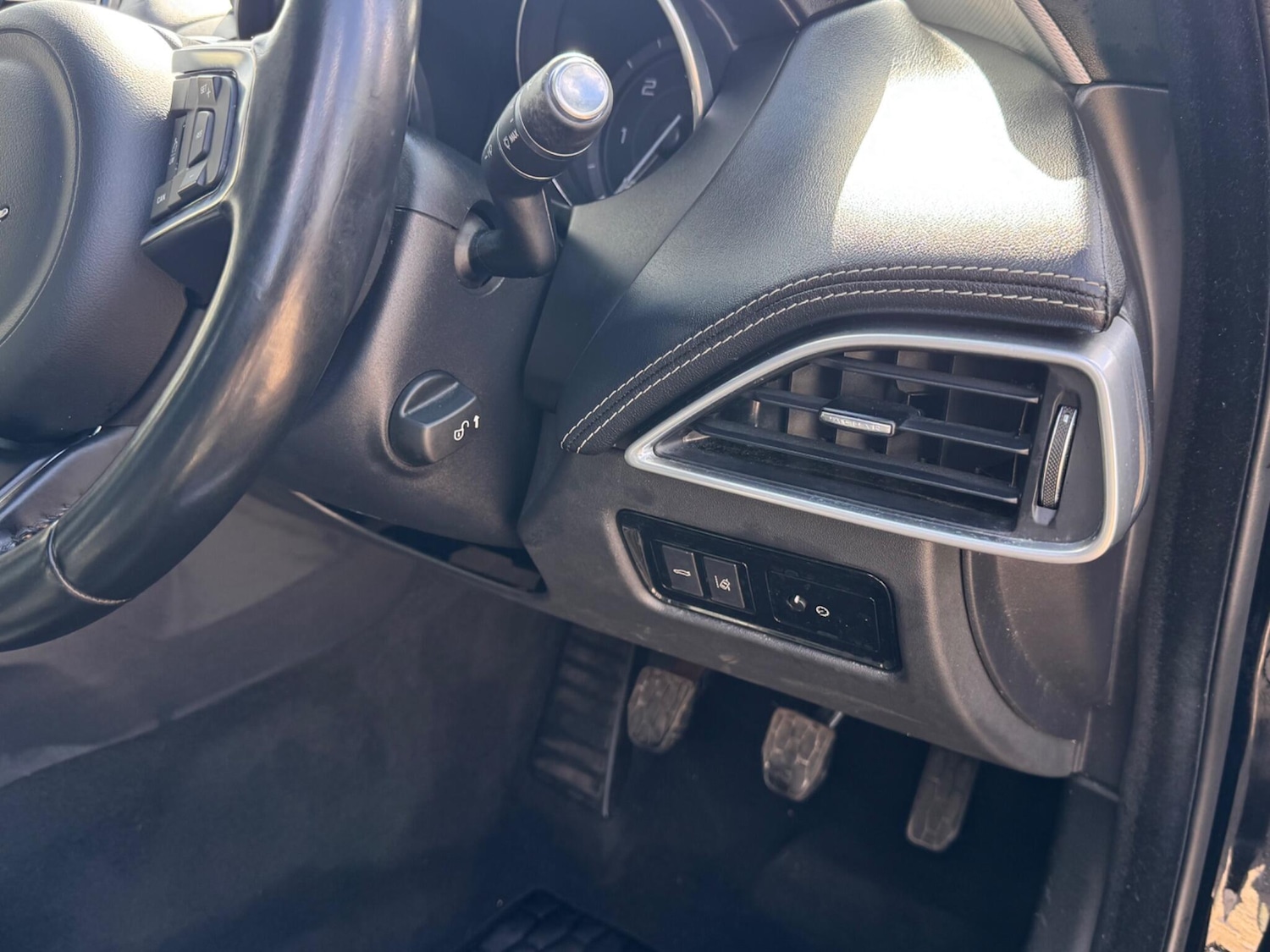 Used Jaguar XE 2015 for sale - 78058347: Photo 16