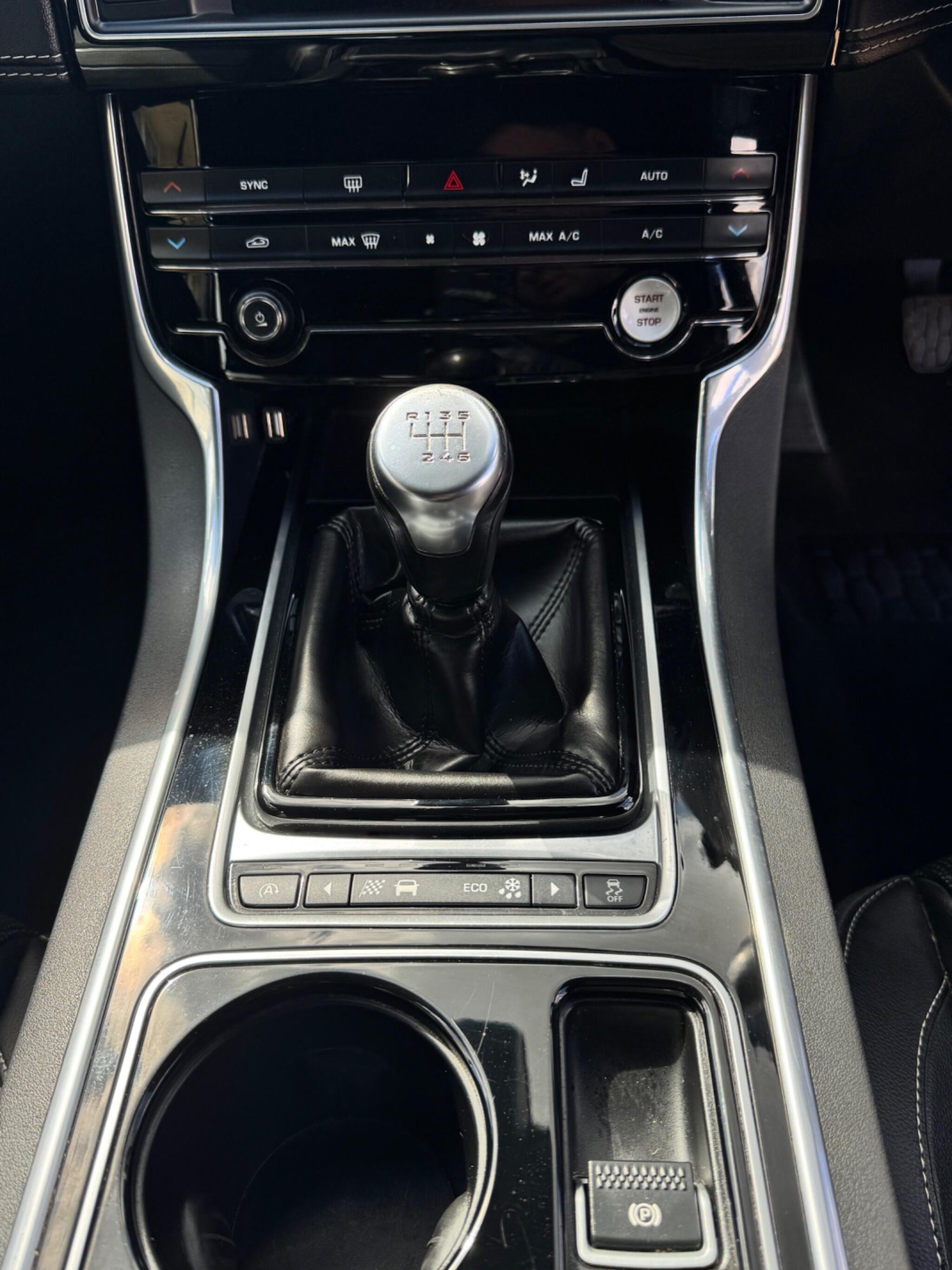 Used Jaguar XE 2015 for sale - 78058347: Photo 33