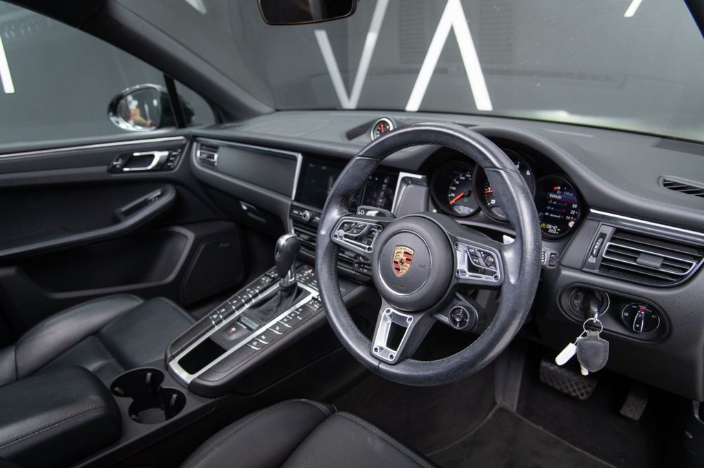 Used Porsche Macan 2021 for sale - 75986177: Photo 2