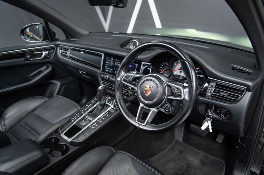 Used Porsche Macan 2021 for sale - 76291634: Photo 2