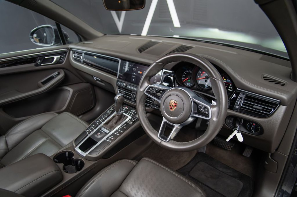 Used Porsche Macan 2020 for sale - 76400497: Photo 2