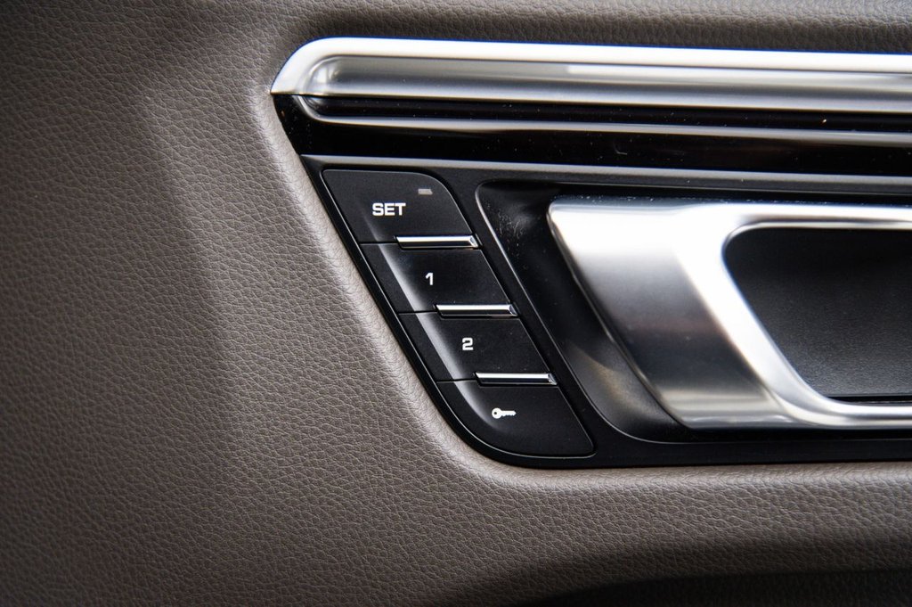 Used Porsche Macan 2020 for sale - 76400497: Photo 35