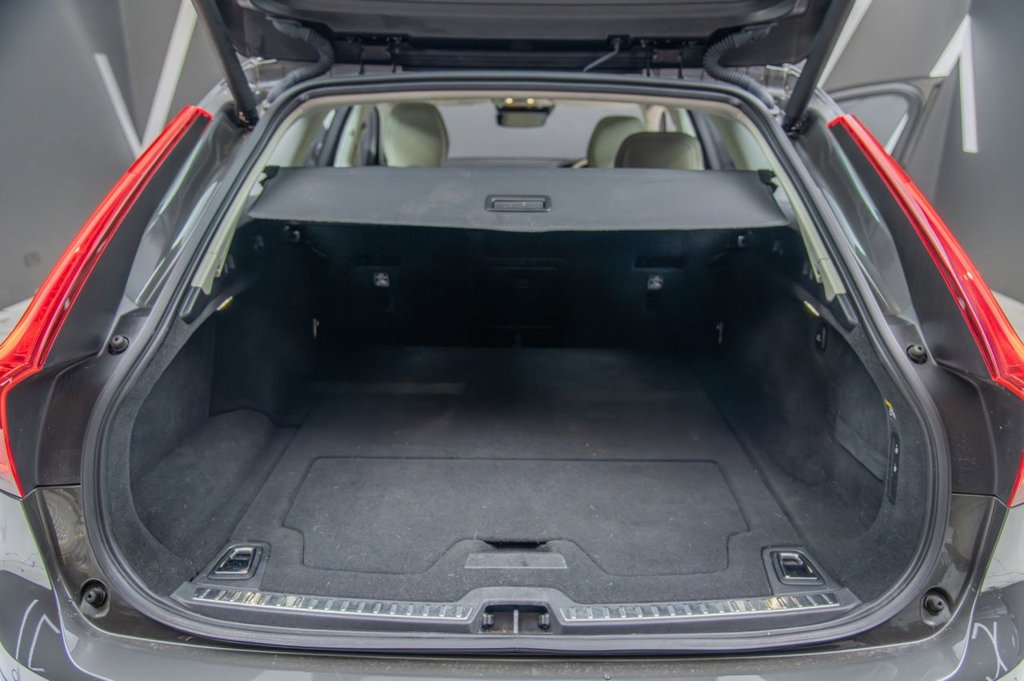 Used Volvo V90 Cross Country 2019 for sale - 76333741: Photo 14