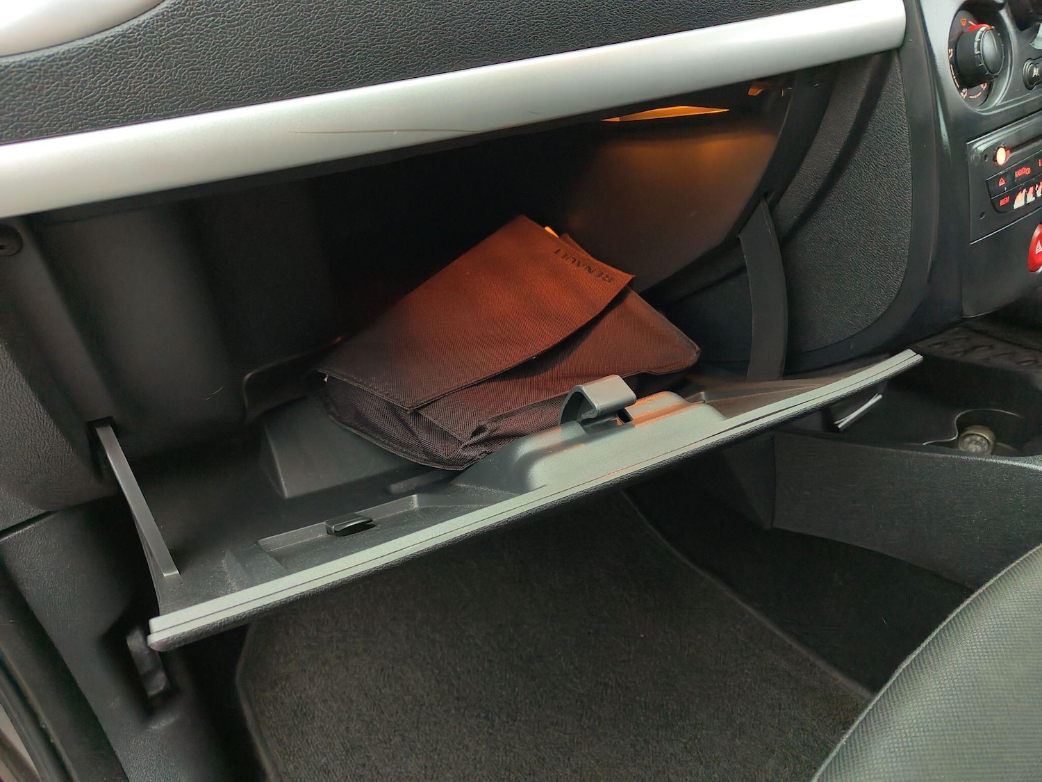 Used Renault Clio 2010 for sale - 77598305: Photo 37