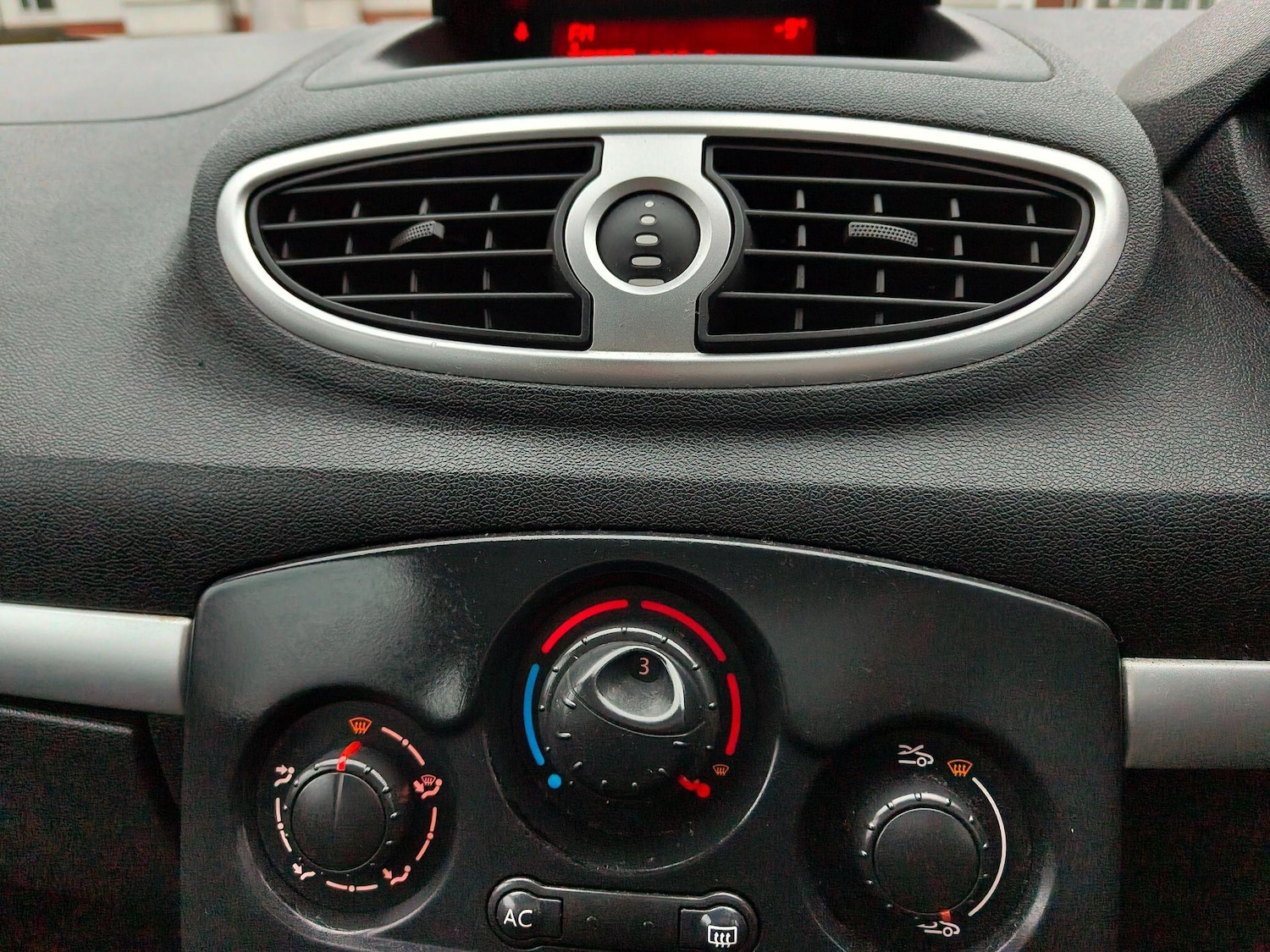 Used Renault Clio 2010 for sale - 77598305: Photo 46