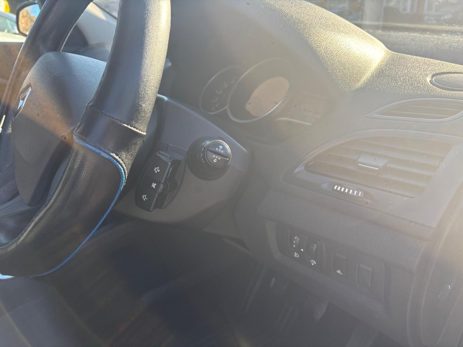 Used Renault Megane 2011 for sale - 77143022: Photo 78