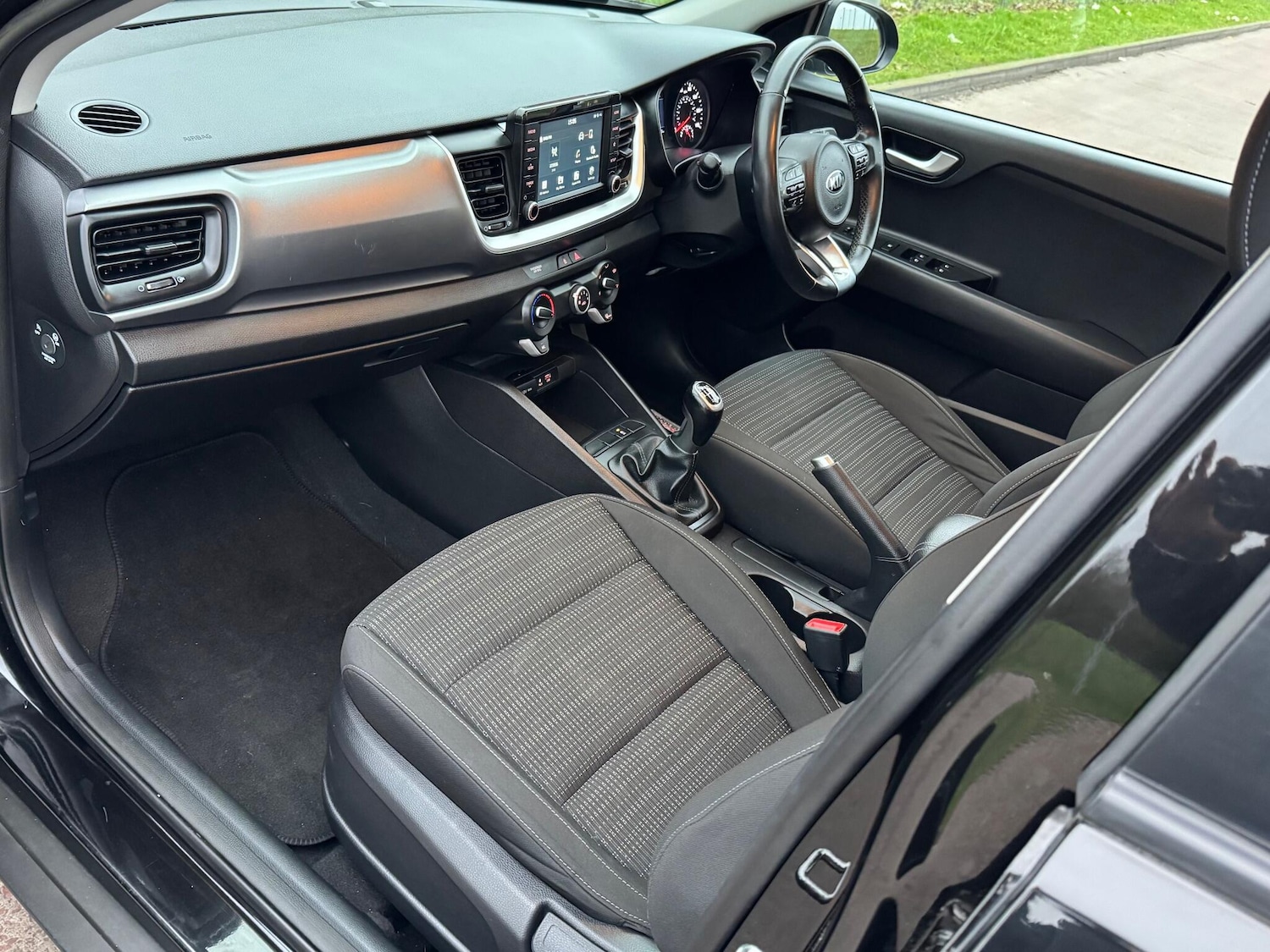 Used Kia Stonic 2017 for sale - 77066646: Photo 29