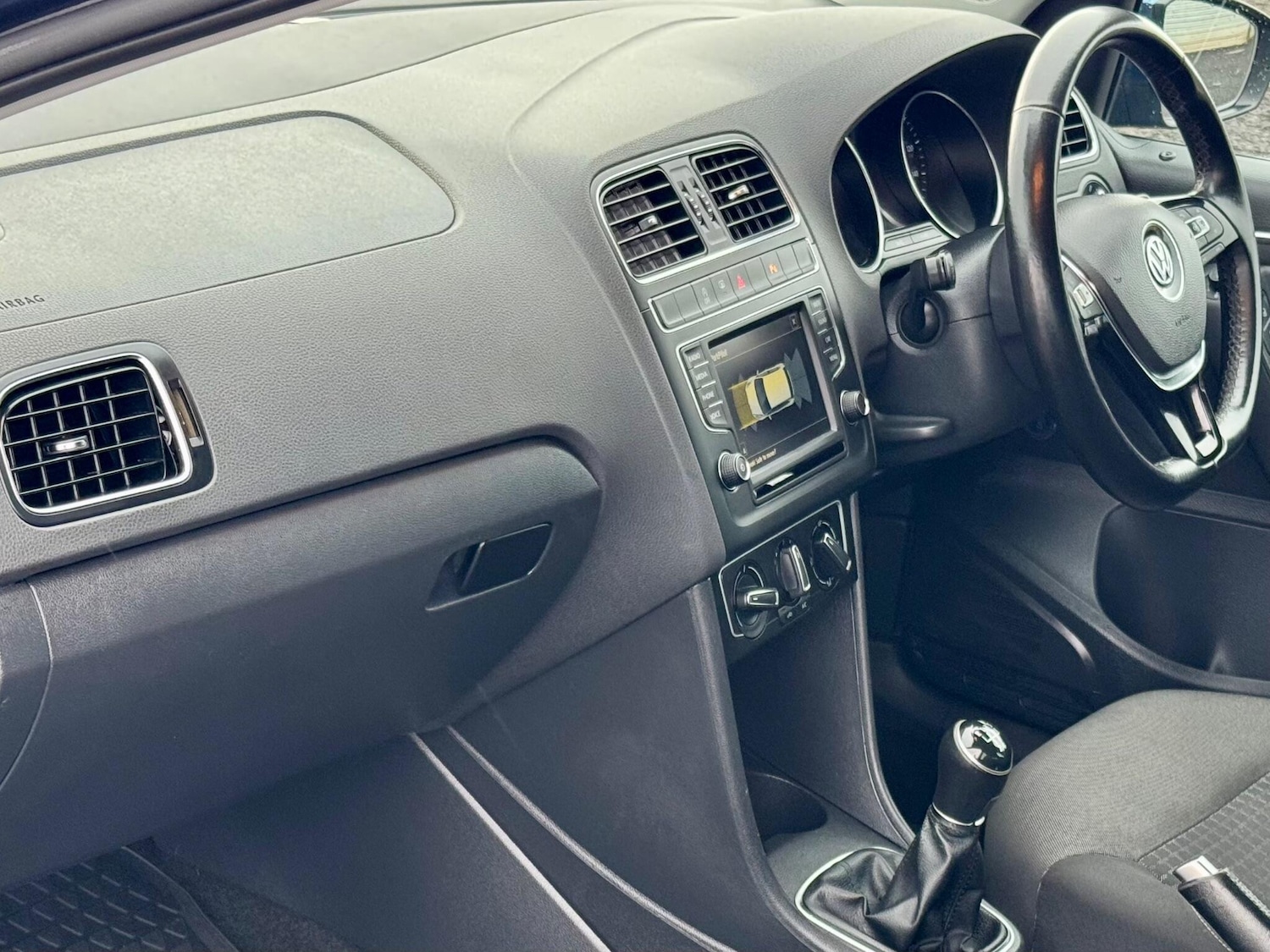 Used Volkswagen Polo 2016 for sale - 76926032: Photo 2