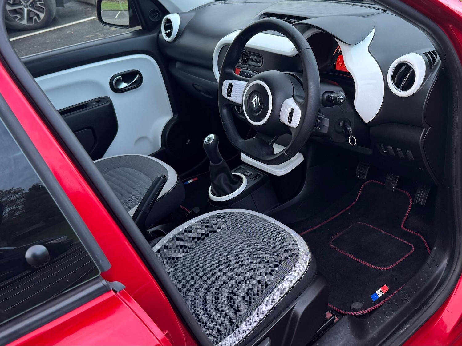 Used Renault Twingo 2018 for sale - 76840735: Photo 2