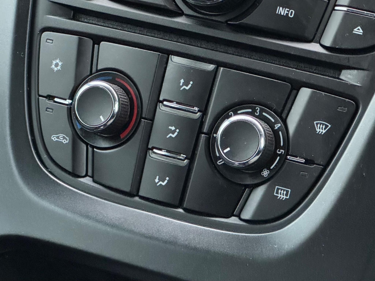 Used Vauxhall Astra 2013 for sale - 76840748: Photo 2