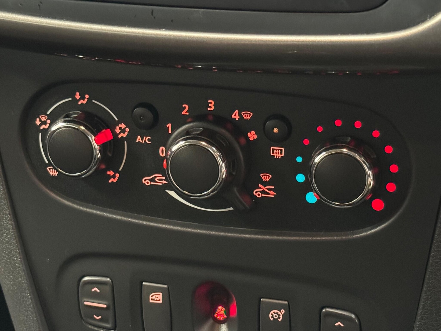 Used Dacia Sandero 2015 for sale - 76840728: Photo 43