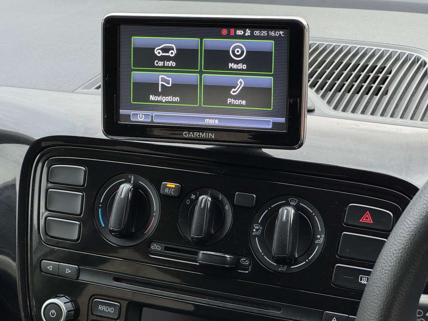 Used Volkswagen up! 2015 for sale - 76840731: Photo 2