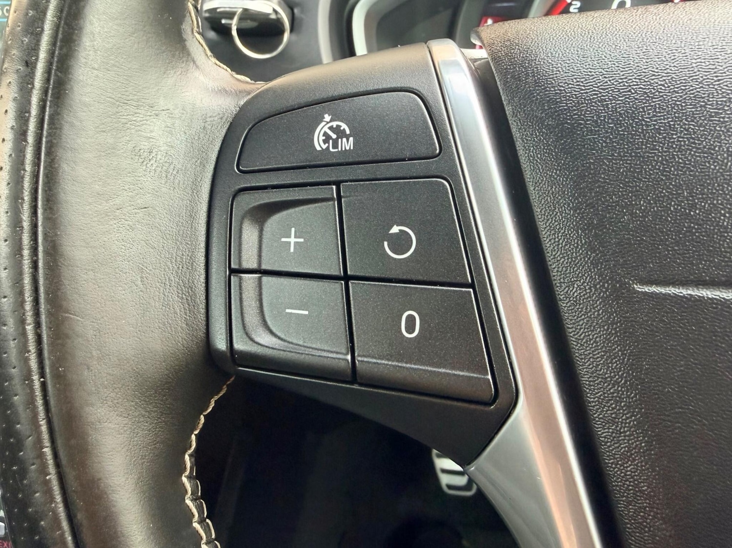 Used Volvo V40 2015 for sale - 77559692: Photo 29