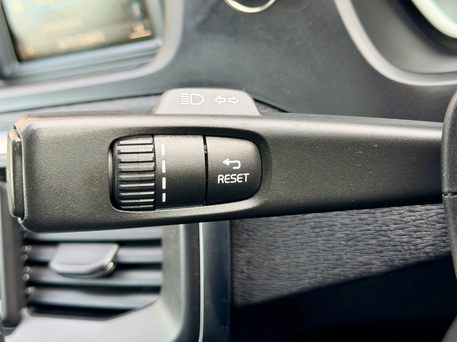 Used Volvo V40 2015 for sale - 77559692: Photo 31