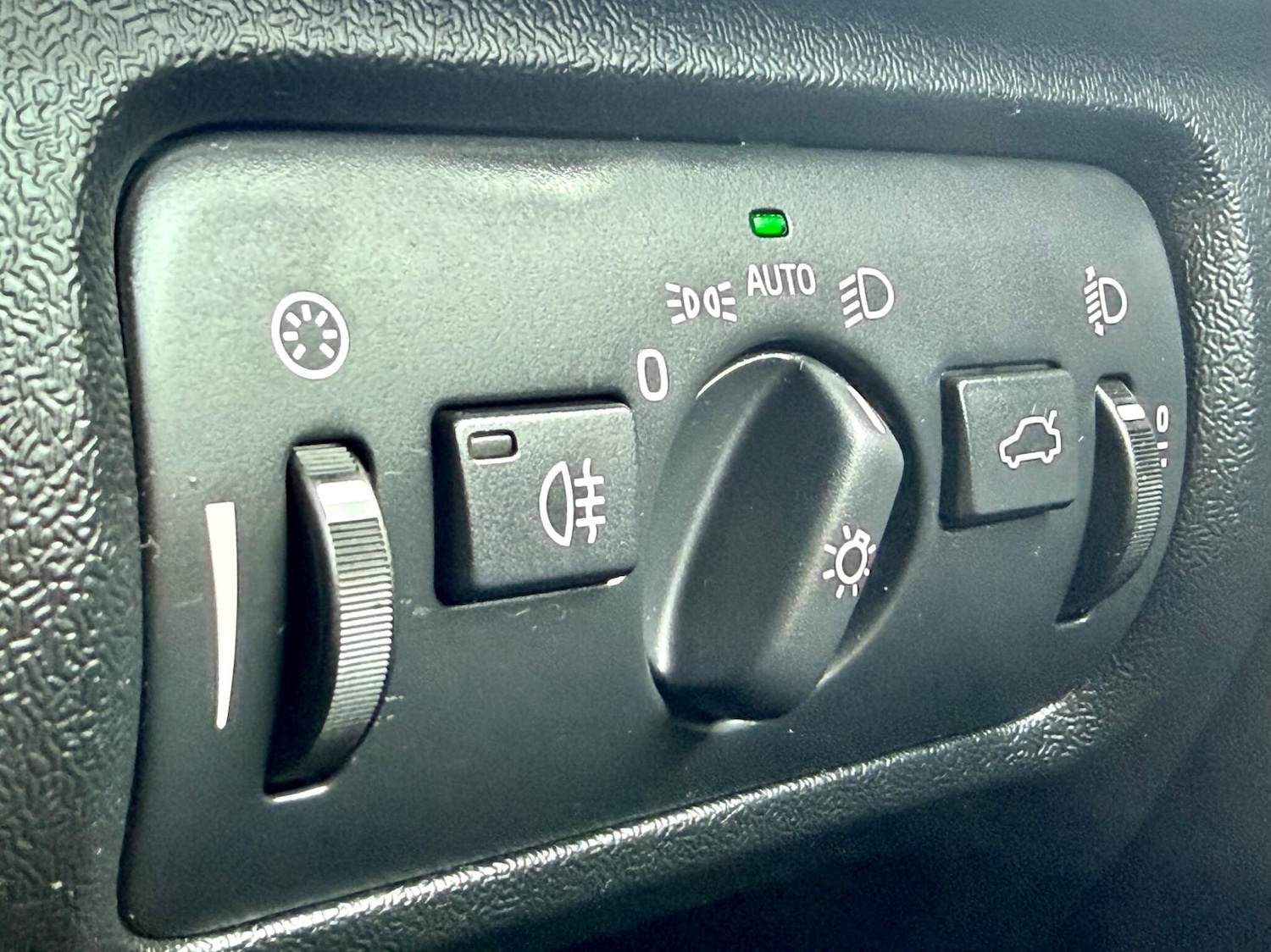 Used Volvo V40 2015 for sale - 77559692: Photo 40