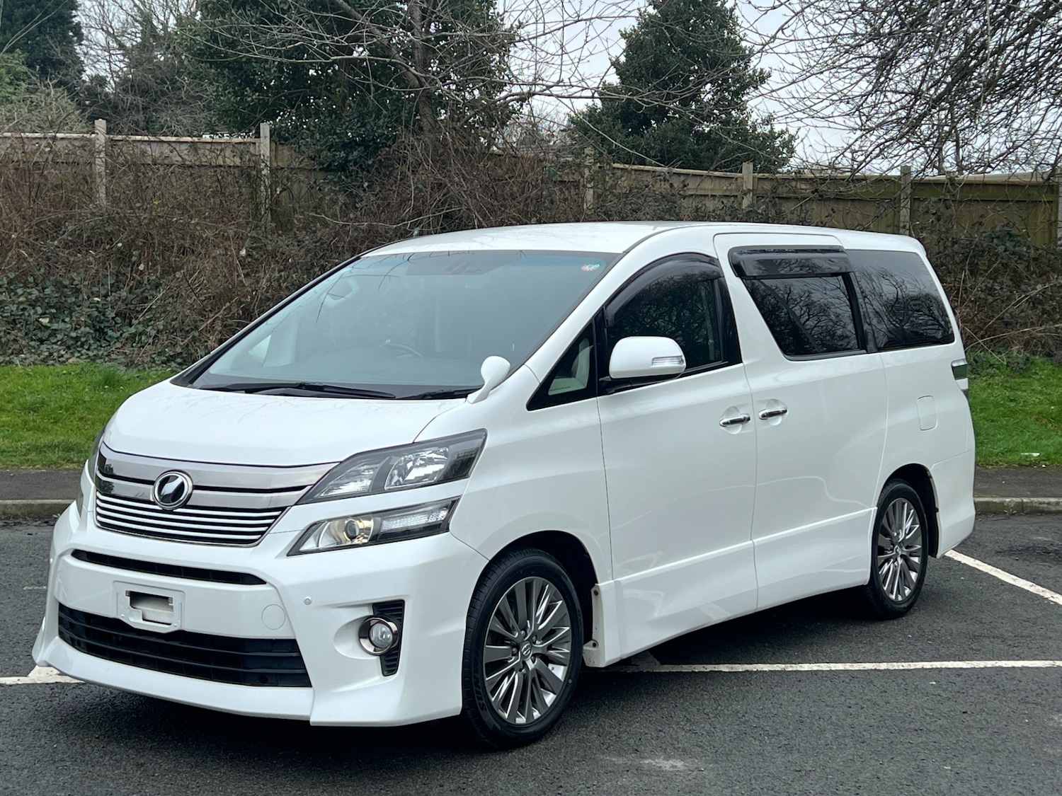 Used Toyota Vellfire 2013 for sale - 77701602: Photo 2