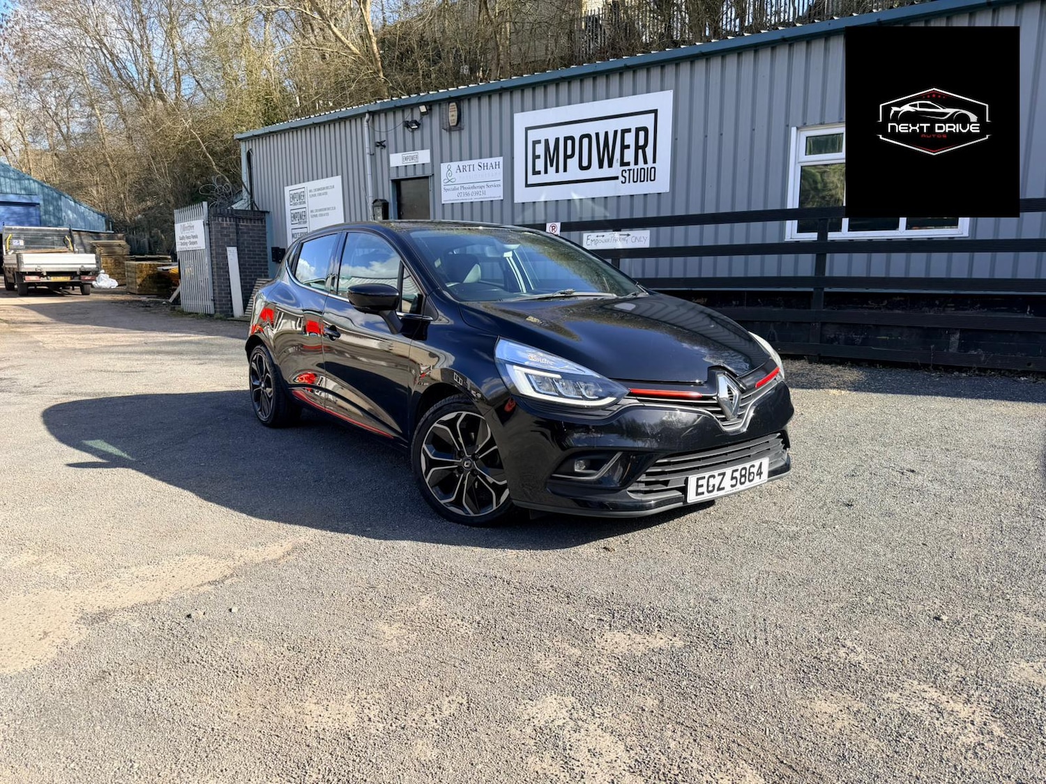 Used Renault Clio 2017 for sale - 77833754: Photo 2