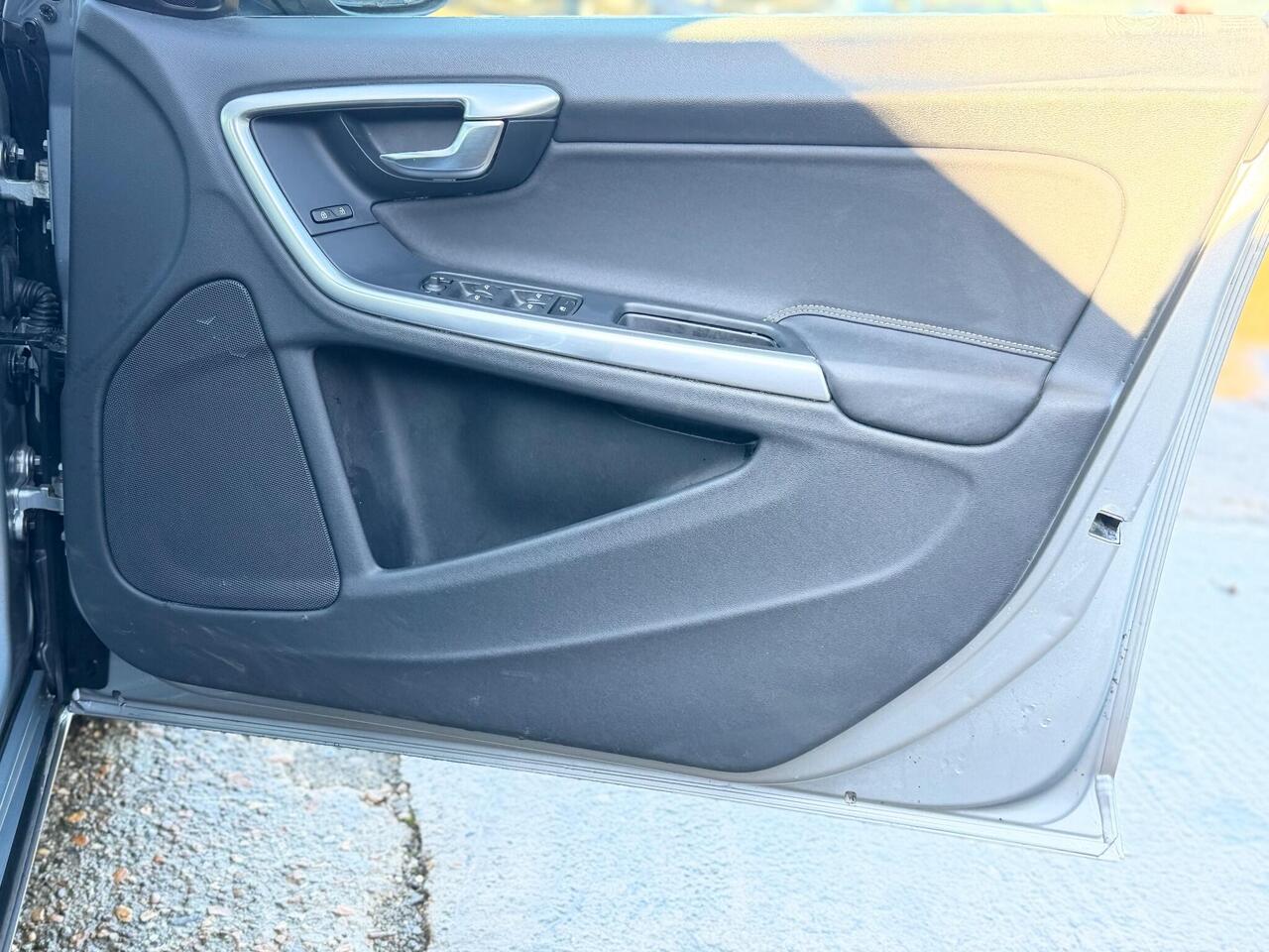 Used Volvo V60 2011 for sale - 76803572: Photo 37