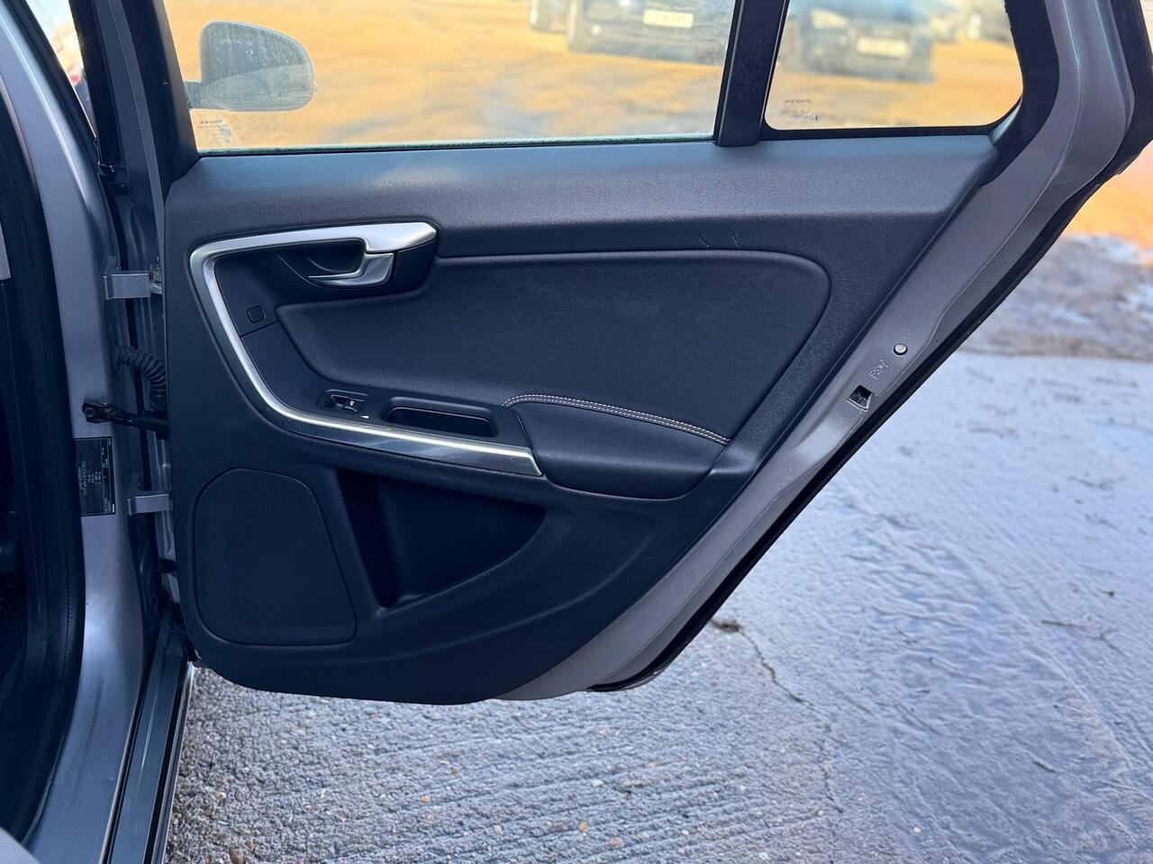 Used Volvo V60 2011 for sale - 76803572: Photo 38