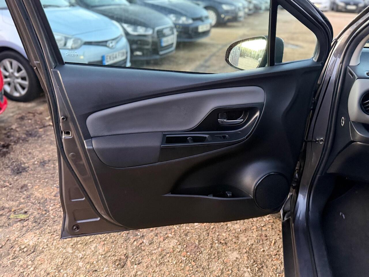 Used Toyota Yaris 2014 for sale - 76900094: Photo 26