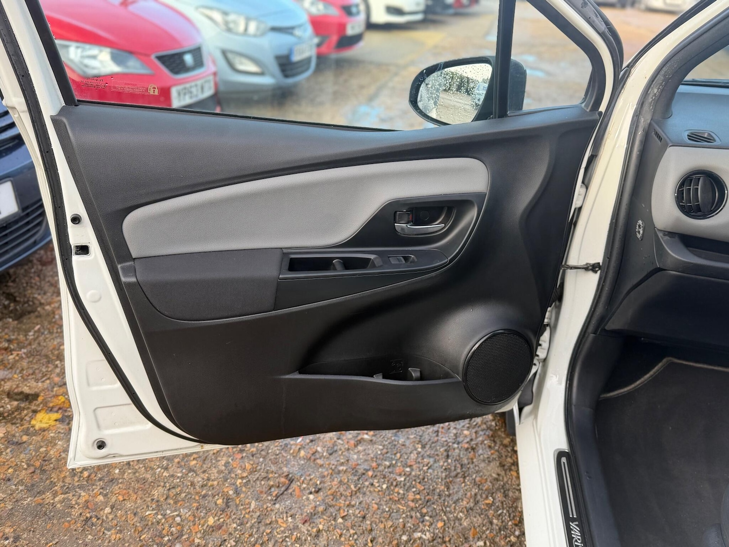 Used Toyota Yaris 2017 for sale - 76667176: Photo 45