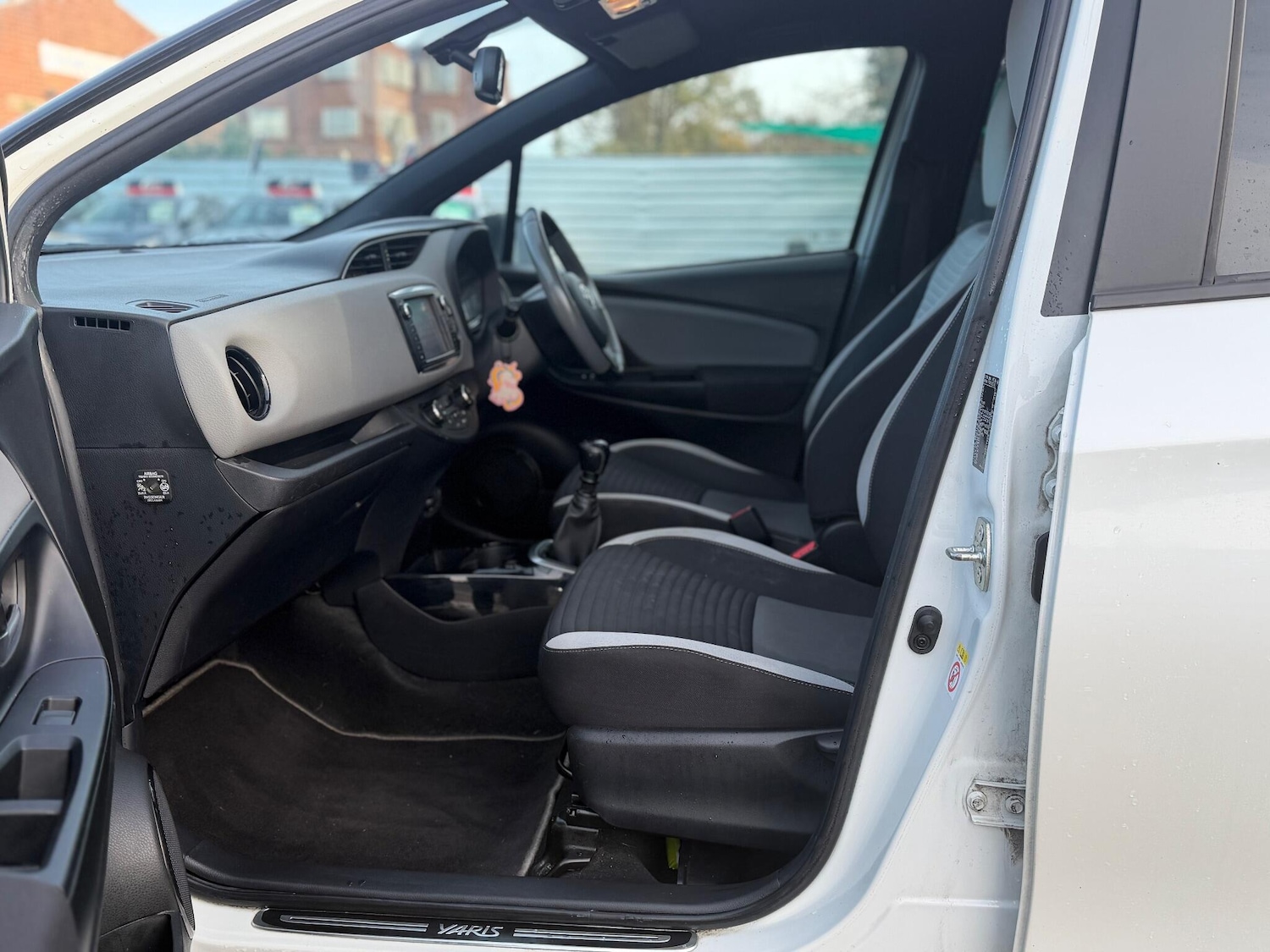 Used Toyota Yaris 2017 for sale - 76667176: Photo 60