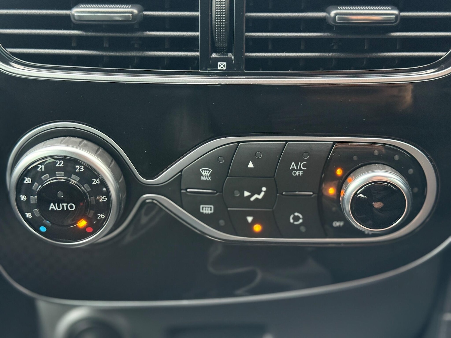 Used Renault Clio 2019 for sale - 76752488: Photo 24