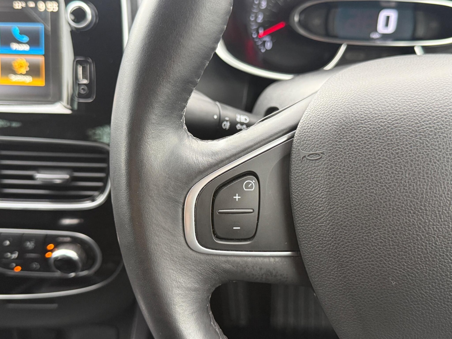 Used Renault Clio 2019 for sale - 76752488: Photo 25