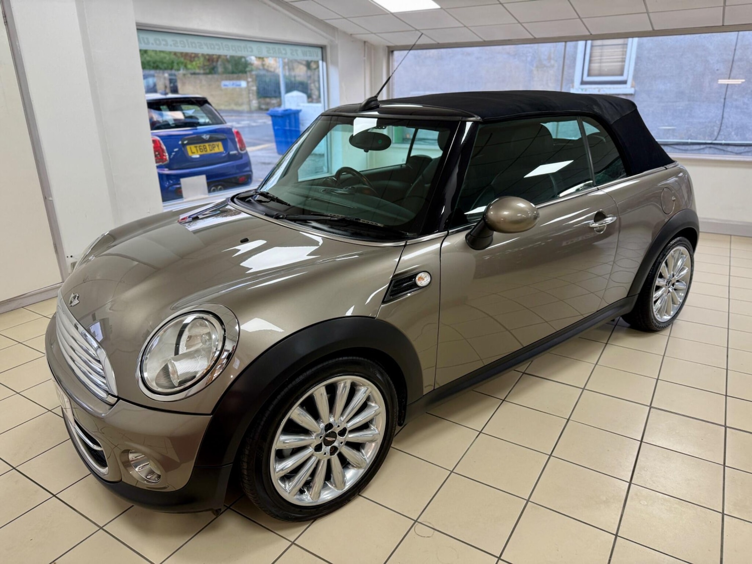 Used MINI Convertible 2011 for sale - 76992700: Photo 13