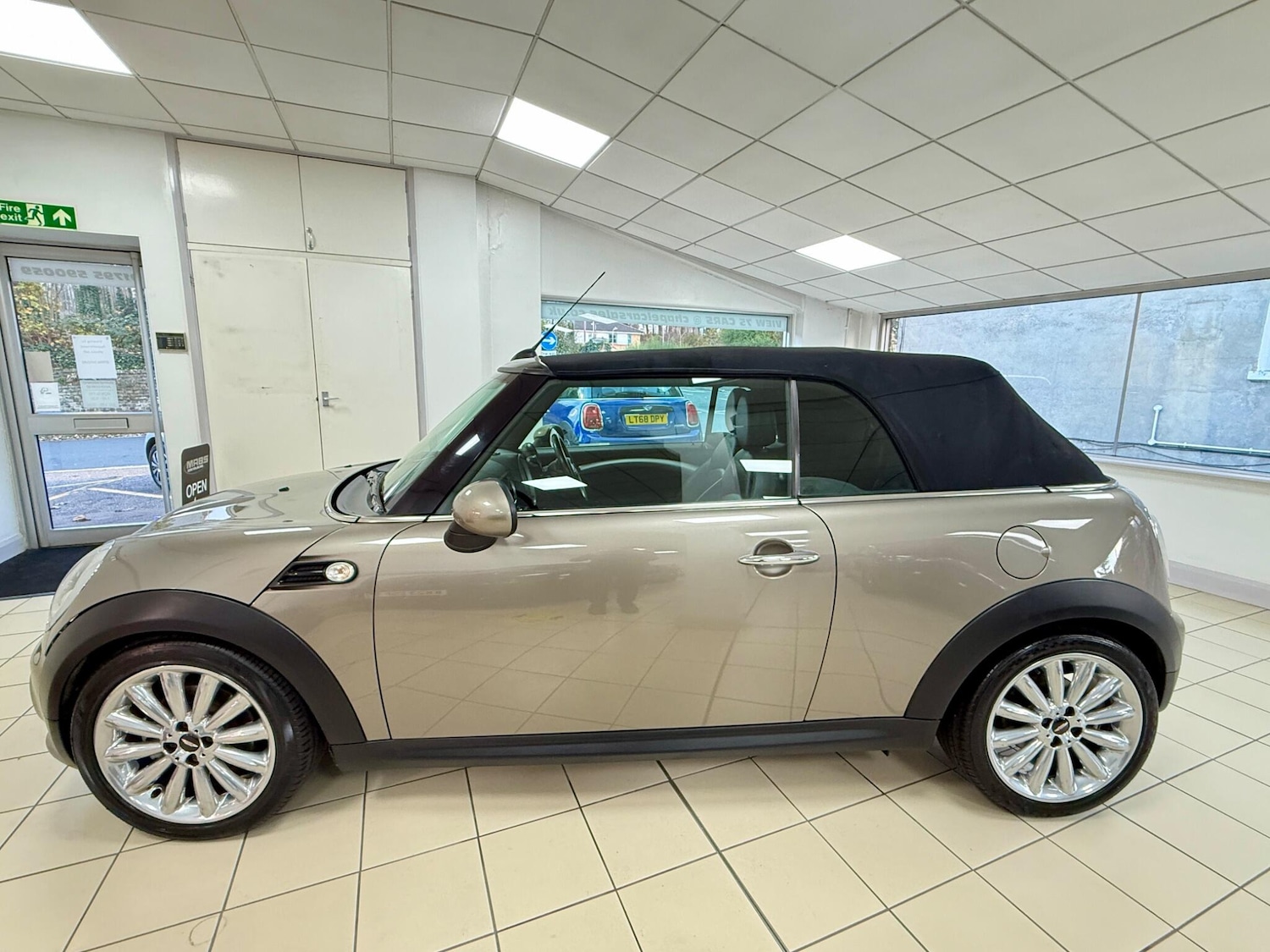 Used MINI Convertible 2011 for sale - 76992700: Photo 16