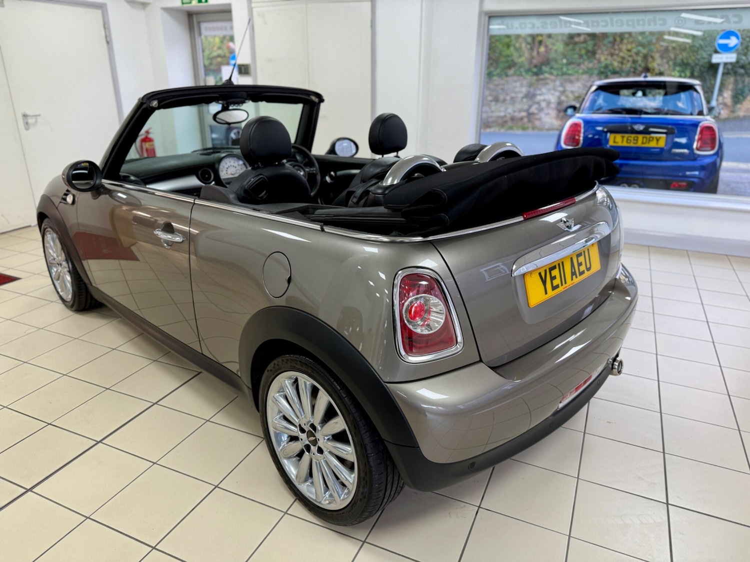 Used MINI Convertible 2011 for sale - 76992700: Photo 5