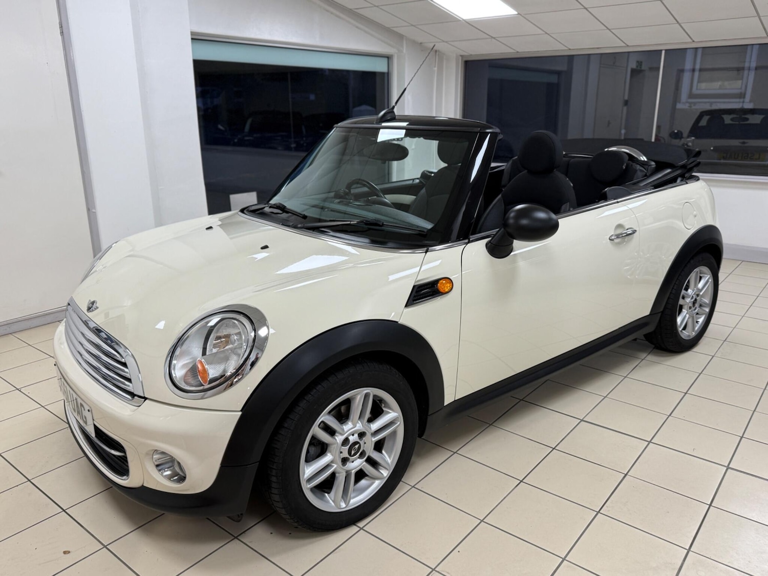 Used MINI Convertible 2011 for sale - 76801884: Photo 1