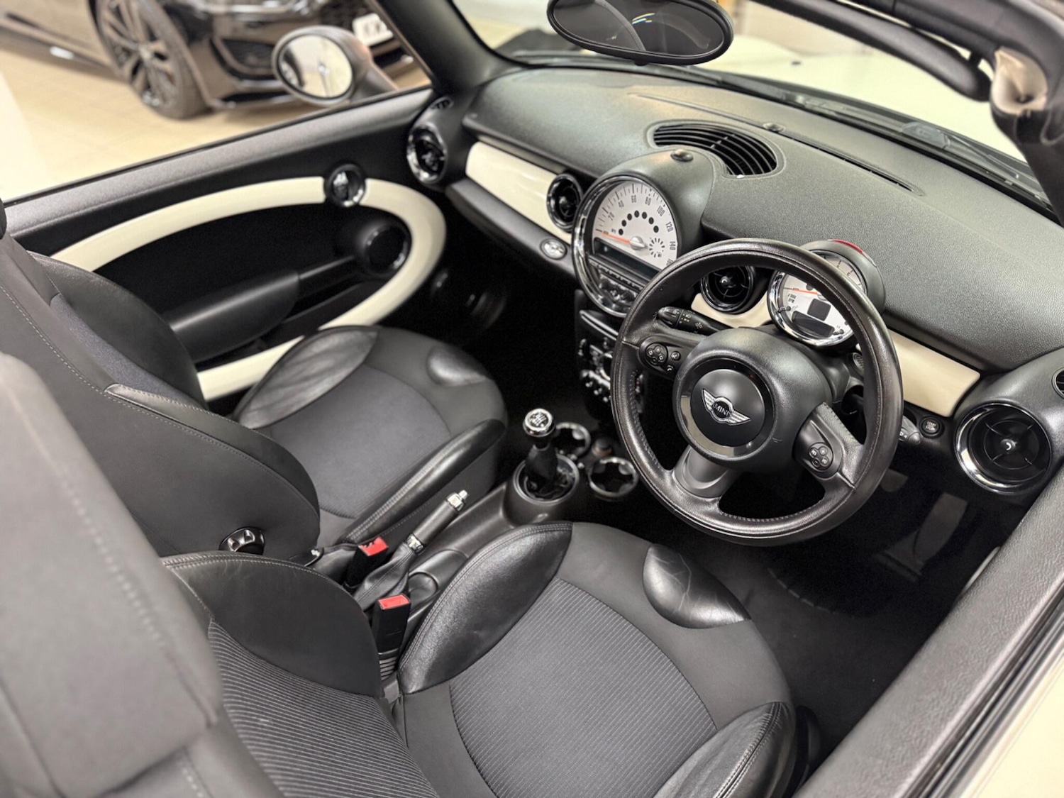 Used MINI Convertible 2011 for sale - 76801884: Photo 10